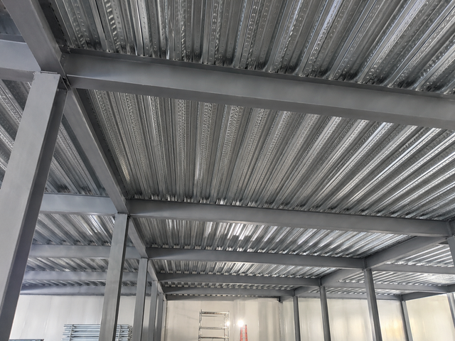 Sistema modular de estrutura de piso de a&ccedil;o para edif&iacute;cios mezanino e multin&iacute;vel