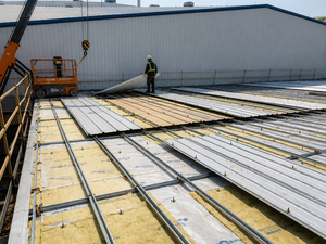 Sistema de paneles met&aacute;licos aislados Paneles s&aacute;ndwich de lana de roca para sistemas de techos y paredes de edificios de acero
